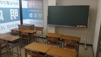 明応塾の教室１の黒板と机の風景